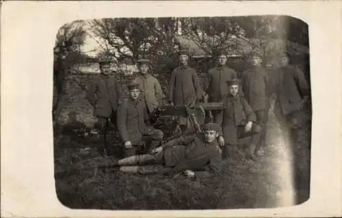 Foto Ak Deutsche Soldaten in Uniformen, MG Trupp, I WK