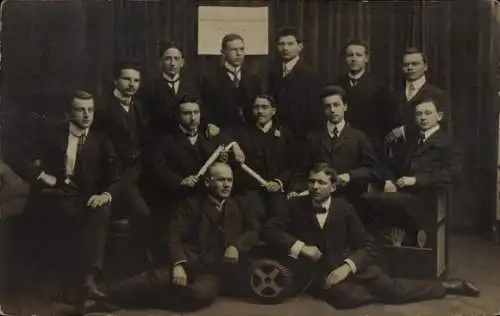 Foto Ak Stuttgart in Baden Württemberg, Königliche Maschinenbau-Schule, Gruppenaufnahme