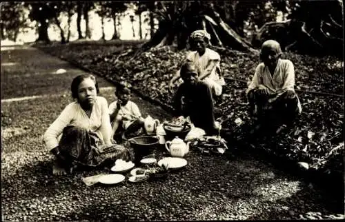 Foto Ak Asien, Frauen und Kinder beim Essen, Teller, Teekanne