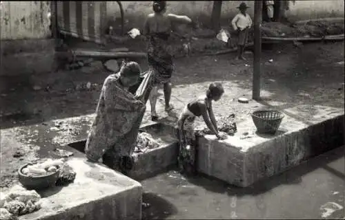 Foto Ak Peschawar Pakistan, Frauen waschen Kleidung, Korb, Fluss