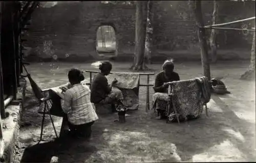 Foto Ak Peschawar Pakistan, Teppichweberinnen