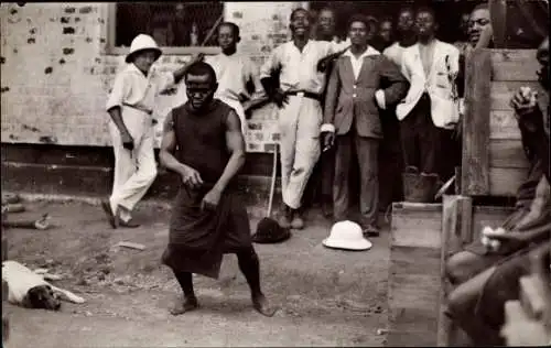 Foto Ak Tanzender Afrikaner, Afrikanische Tracht