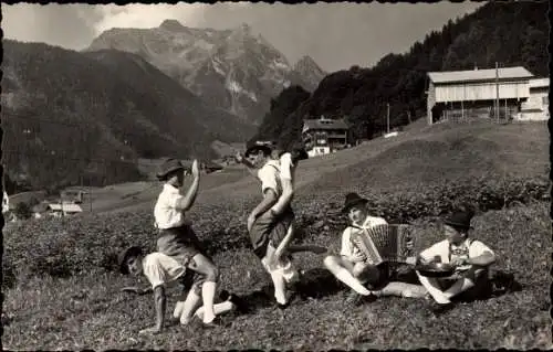 Ak Finkenberg in Tirol, Volkstrachtenverein Die Grünberger musizieren auf einer Alm