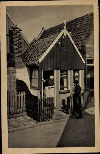 Ak Urk Flevoland Niederlande, Wohnhaus, Frau in Tracht