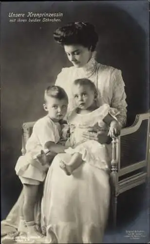 Ak Kronprinzessin Cecilie von Preußen mit ihren beiden Söhnen, Portrait