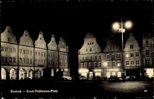 Ak Hansestadt Rostock, Ernst-Thälmann-Platz, Nachtbeleuchtung