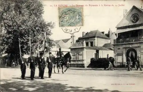 Ak La Flèche Sarthe, Le Drapeau du Prytanee a la Revue du 14 Juillet, Soldaten