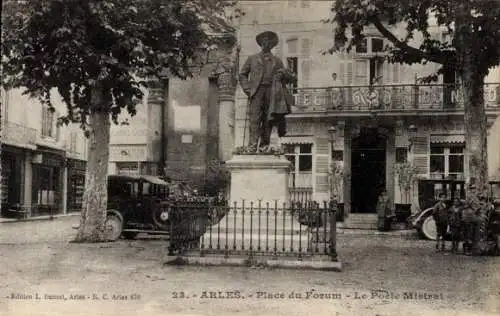 Ak Arles Bouches du Rhône, Place du Forum, Le Poete Mistral