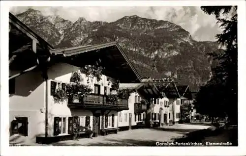 Ak Garmisch Partenkirchen in Oberbayern, Straßenpartie mit Blick auf Haus Gerum und Gebirge