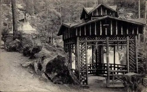 Ak Triberg im Schwarzwald, Partie am Wasserfall, Hütte