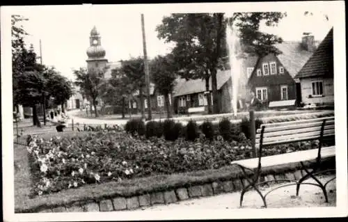 Foto Ak Frauenwald am Rennsteig, Wasserfontäne, Parkstück, Kirchturm, Marktbrunnen