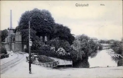 Ak Glückstadt an der Elbe, Straßenpartie, Gleise, Fluss