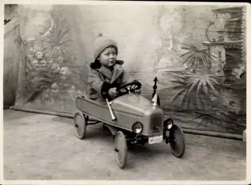 Foto Junge in einem Spielzeugauto, Portrait