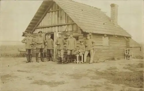 Foto Ak Soldaten in Uniform, Hütte, Gruppenbild