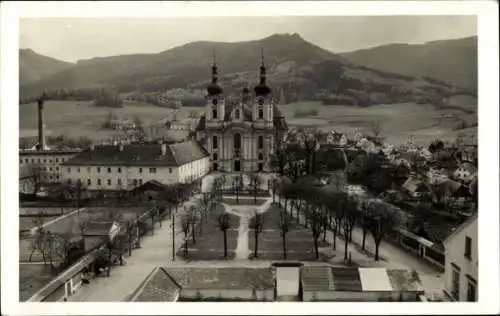 Foto Ak Frýdlant v Čechách Friedland in Böhmen Reg. Reichenberg, Allee, Garten, Kirche