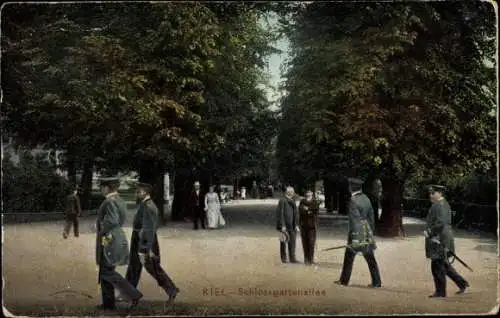 Ak Kiel Schleswig Holstein, Schlossgartenallee, Passanten, Männer in Uniform