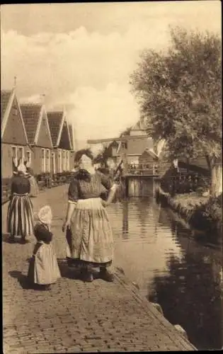 Ak Volendam Nordholland Niederlande, Volkstrachten, Straatje