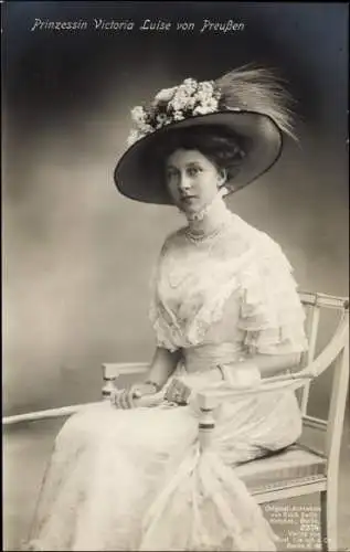 Ak Prinzessin Victoria Luise von Preußen, Sitzportrait mit Hut