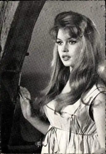 Ak Schauspielerin Brigitte Bardot, Portrait, Jung, Langes Haar