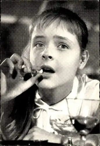 Ak Schauspielerin Sabine Sinjen, Zigarette, Weinglas