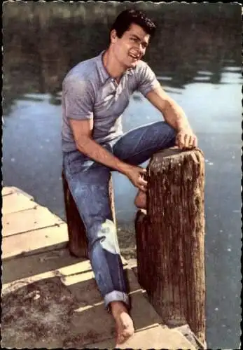 Ak Schauspieler Tony Curtis, Jeans, Steg am Wasser