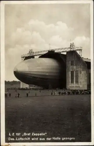 Ak LZ 127, Graf Zeppelin, Das Luftschiff wird aus der Halle gezogen