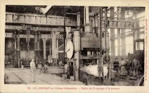 Ak Le Creusot Saône et Loire, Usines Schneider, Halle de Forgeage a la presse