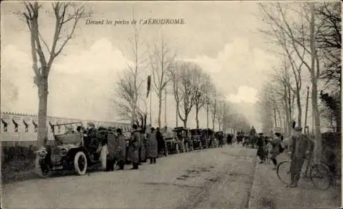 Ak Devant les portes de l'aerodome