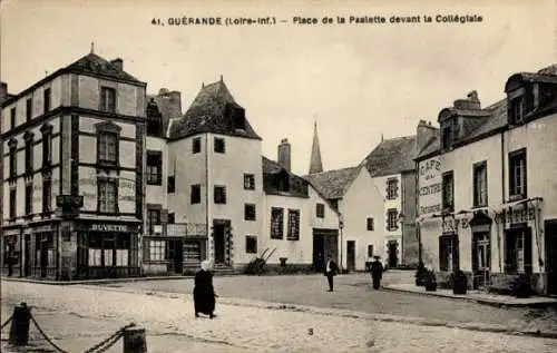 Ak Guérande Loire Atlantique, Place de la Psalette devant la Collegiale, Cafe Centre