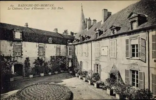 Ak Bazoche du Morvan Moselle, Le Château, Cour d'Honneur