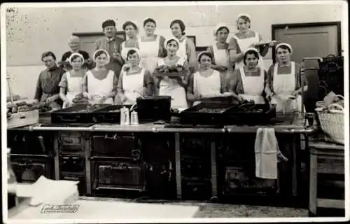 Foto Ak Frankenthal in der Pfalz, Küche, Gruppenbild