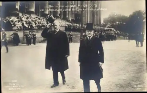 Ak Berlin, Reichspräsident von Hindenburg mit Reichskanzler Luther vor dem Reichstagsgebäude