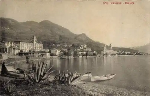 Ak Gardone Riviera Lago di Garda Lombardia, Boot am Ufer, Stadt