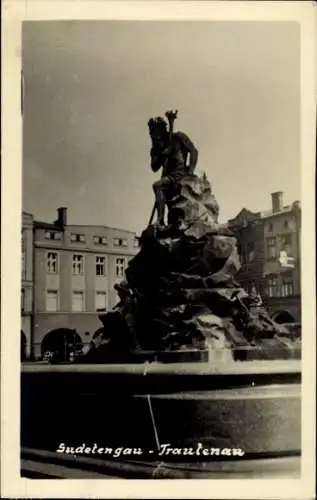Ak Trutnov Trautenau Riesengebirge Region Königgrätz, Brunnen, Denkmal