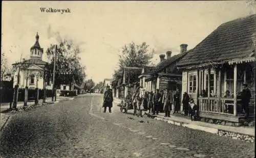 Ak Waukawysk Wolkowysk Weißrussland, Straßenpartie, Kirche, Anwohner