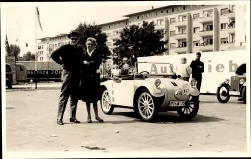 Foto Ehepaar vor einem Auto, Autokennzeichen PI A10, Platz, Fahne