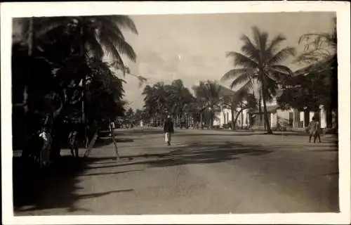 Foto Ak Mombasa Kenia, Straßenpartie, Palmen, Passanten