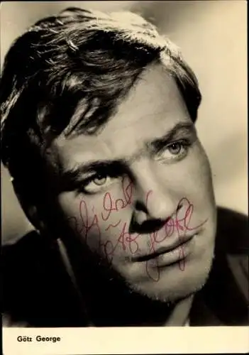 Ak Schauspieler Götz George, Kirmes, Tatort, Mörderspiel, Portrait, Autogramm
