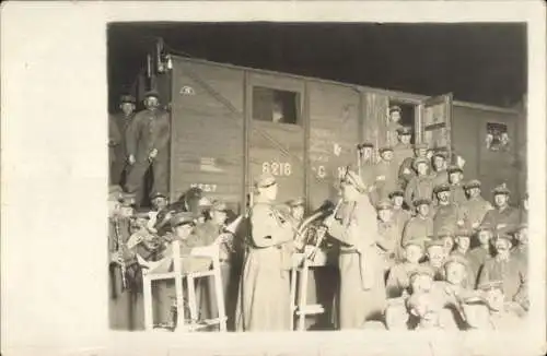 Foto Ak Deutsche Soldaten in Uniformen, Musikinstrumente, Eisenbahn, I. WK