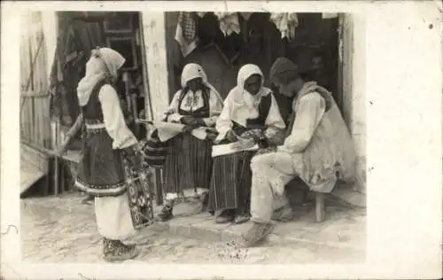 Foto Ak Menschen in serbischer Tracht, Frauen, Kopftuch, I. WK