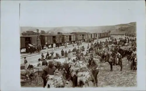 Foto Ak Mazedonien, Eisenbahn, Soldaten, Bahnschienen, Transport