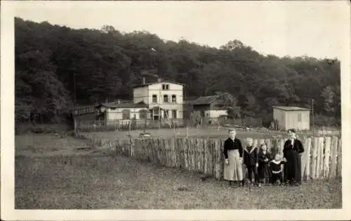 Foto Ak Serbien, Familienbild, Wohnhaus, Zaun, Wiese