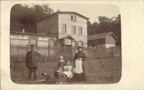 Foto Ak Serbien, Familienbild, Soldat, Kinderwagen