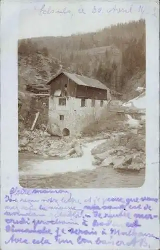 Foto Ak Scuol Schuls Kt. Graubünden Schweiz, Gebäude, Haus, Fluss, Wald