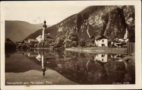 Ak Nassereith am Fernpass Tirol, Kirche, Wohnhaus, Wasserspiegelung