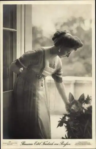 Ak Prinzessin Eitel Friedrich von Preußen, Sophie Charlotte von Oldenburg, Portrait, Hund