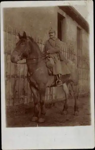 Foto Ak Deutscher Soldat in Uniform auf einem Pferd, 2. bayer. Fuß Artillerie Regiment, I WK