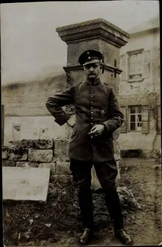 Foto Ak Deutscher Soldat in Uniform, Standportrait, Eisernes Kreuz