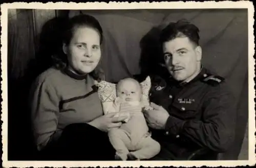 Foto Odessa Ukraine, Mann und Frau mit Baby, Soldat in Uniform