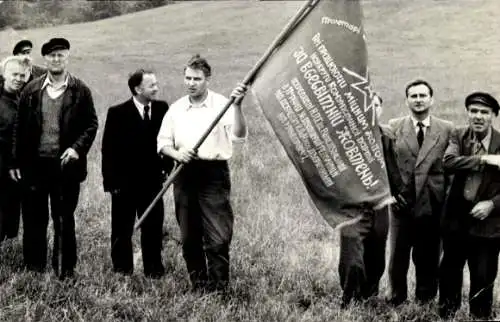 Foto Russland, Männer mit Fahne, Kommunistische Partei
